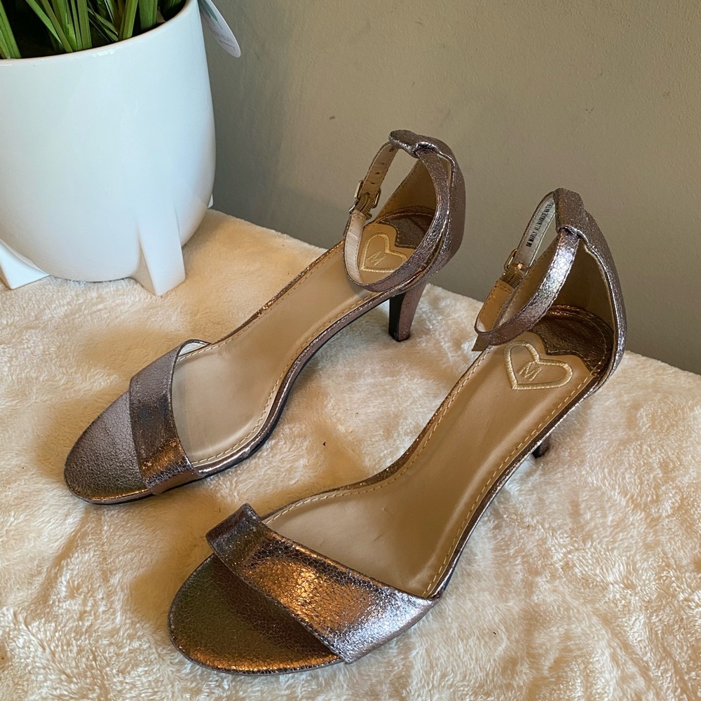 NWOT MADELINE Women’s Metallic Sandals